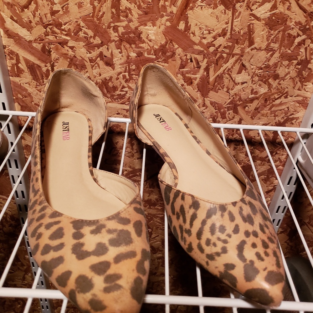 Leopard print pointy toe flats